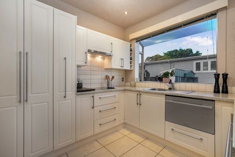 Photo of property in 4 Merville Avenue, Te Atatu South, Auckland, 0610