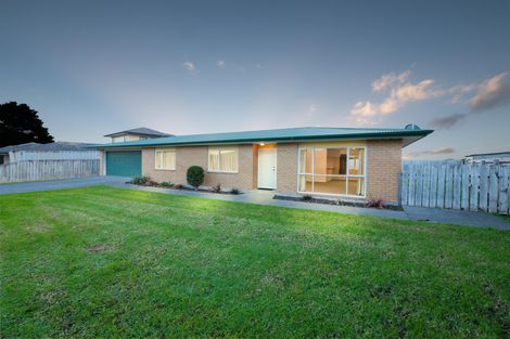 Photo of property in 15 Hocken Place, Mangere Bridge, Auckland, 2022