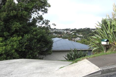Photo of property in 12 Alwyn Place, Newlands, Wellington, 6037