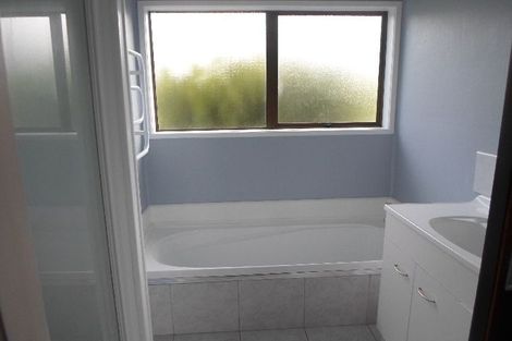 Photo of property in 1/7 Deverell Place, Northcross, Auckland, 0632