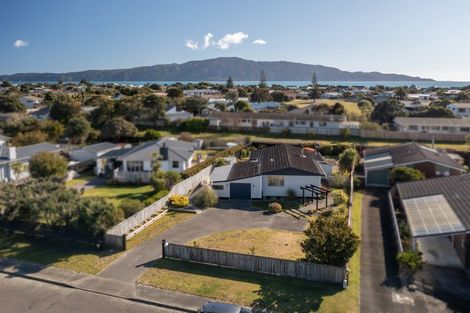 Photo of property in 11 Hadfield Place, Paraparaumu Beach, Paraparaumu, 5032