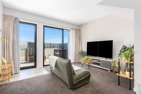 Photo of property in 2/6 Oswald Crescent, Paparangi, Wellington, 6037