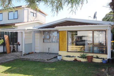 Photo of property in 2/4 Ray Small Drive, Papakura, 2110