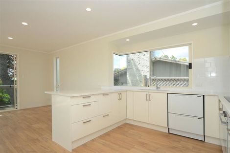 Photo of property in 27 Mcmillan Place, Mellons Bay, Auckland, 2014