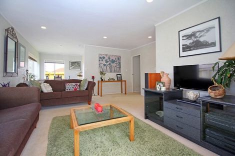 Photo of property in 2/7 Zurich Place, Weymouth, Auckland, 2103
