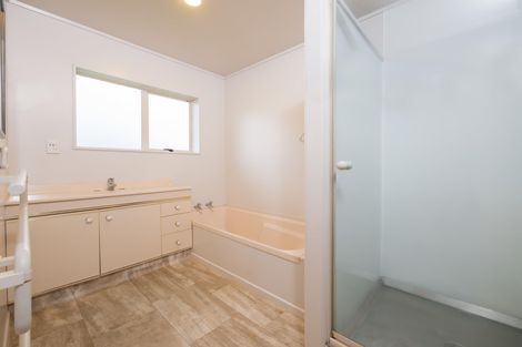 Photo of property in 15 Hocken Place, Mangere Bridge, Auckland, 2022