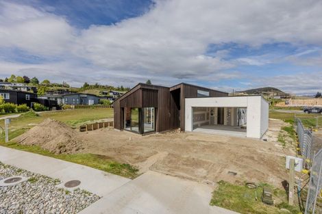Photo of property in 14 Kirimoko Crescent, Wanaka, 9305