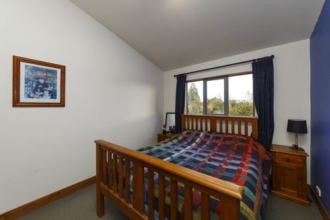 Photo of property in 60 Waicola Drive, Fitzherbert, Palmerston North, 4471