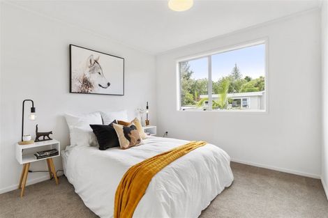 Photo of property in 2/3 Lambrown Drive, Totara Vale, Auckland, 0629