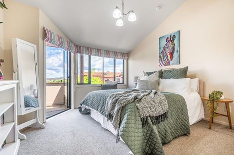 Photo of property in 9/8 Tobago Place, Sunnynook, Auckland, 0620