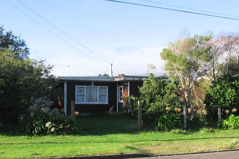 Photo of property in 17 Rangihiroa Street, Waikanae Beach, Waikanae, 5036