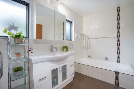 Photo of property in 4a Brett Place, Takaro, Palmerston North, 4412