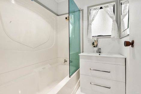 Photo of property in 12 Kearney Place, Massey, Auckland, 0614