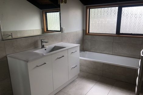 Photo of property in 2/69 Saddleback Rise, Murrays Bay, Auckland, 0630