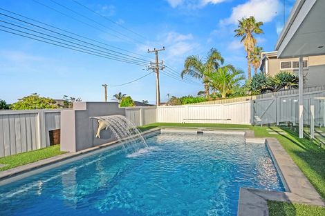 Photo of property in 15 Beechwood Road, Rothesay Bay, Auckland, 0630