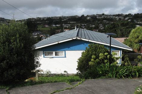 Photo of property in 16 Alwyn Place, Newlands, Wellington, 6037