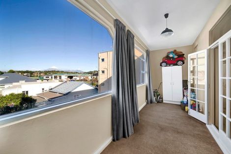 Photo of property in Devonport Apartments, 3/127 Saint Aubyn Street, New Plymouth, 4310