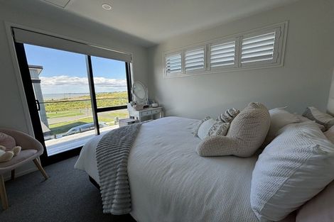 Photo of property in 16 Mutetai Road, Clarks Beach, 2122