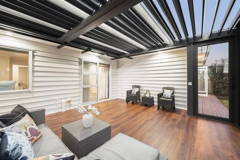 Photo of property in 16 Twin Parks Rise, Papakura, 2110