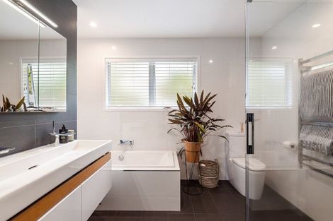 Photo of property in 40 Peter Terrace, Castor Bay, Auckland, 0620