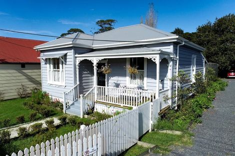 Photo of property in 1 Franklin Road, Paparoa, 0571