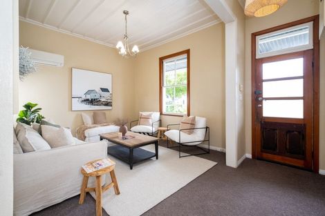 Photo of property in 37 Napier Terrace, Hospital Hill, Napier, 4110