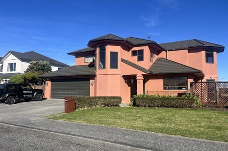 Photo of property in 6 Bennett Grove, Newlands, Wellington, 6037