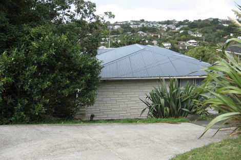 Photo of property in 12 Alwyn Place, Newlands, Wellington, 6037