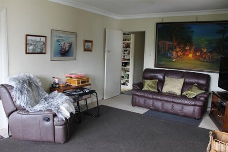 Photo of property in 16 Whaka Street, Maungaturoto, 0520