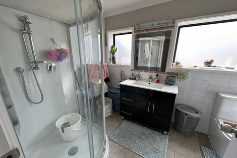 Photo of property in 1/98 Manhattan Heights, Glendene, Auckland, 0602