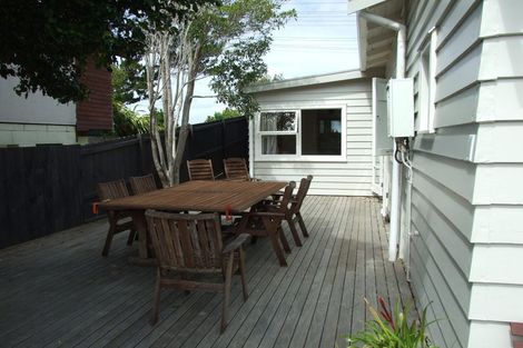 Photo of property in 1/130 Sunset Road, Unsworth Heights, Auckland, 0632