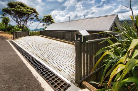 Photo of property in 21 Rayner Road, Piha, New Lynn, 0772
