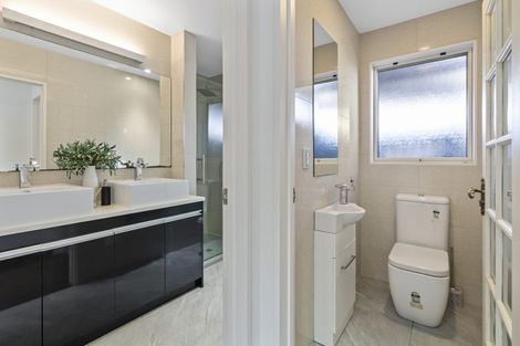 Photo of property in 627a Glenfield Road, Totara Vale, Auckland, 0629