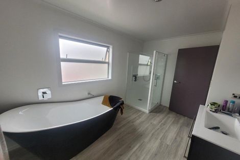 Photo of property in 32 Pioneer Road, Moturoa, New Plymouth, 4310