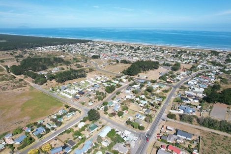 Photo of property in 4 Alan Lindsay Avenue, Waitarere Beach, Levin, 5510