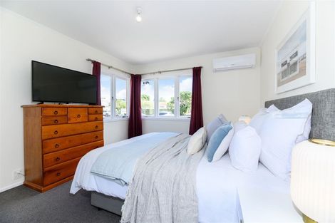Photo of property in 54 Neil Avenue, Te Atatu Peninsula, Auckland, 0610