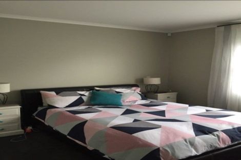 Photo of property in 35 Syd Grant Crescent, Orewa, 0931