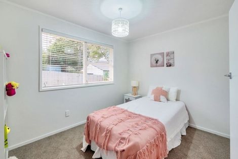 Photo of property in 17 Temuri Place, Glendene, Auckland, 0602