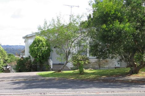 Photo of property in 1/130 Sunset Road, Unsworth Heights, Auckland, 0632