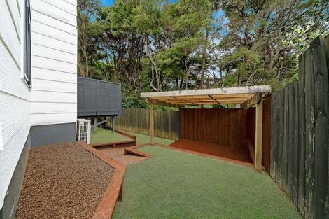 Photo of property in 77 Meadowvale Rise, Titirangi, Auckland, 0604