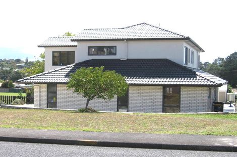 Photo of property in 23 Cliff View Drive, Green Bay, Auckland, 0604