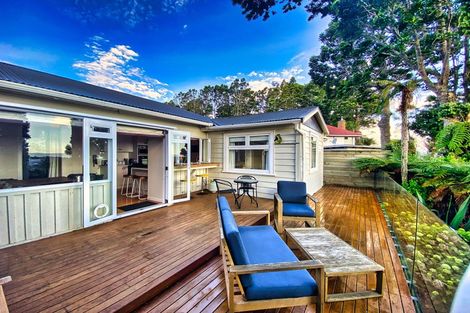 Photo of property in 114 Scenic Drive, Titirangi, Auckland, 0604