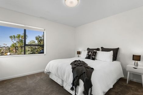 Photo of property in 2/53 Seaton Road, Murrays Bay, Auckland, 0630