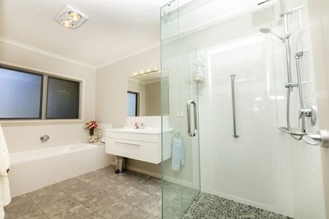 Photo of property in 2 Oakwood Drive, Highlands Park, New Plymouth, 4312