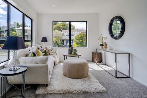 Photo of property in 18a Edgware Road, West Harbour, Auckland, 0618