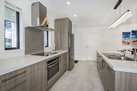 Photo of property in 30 Kitemaunga Avenue, One Tree Point, 0118