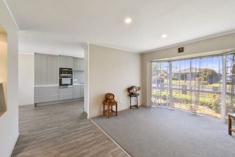 Photo of property in 38 Perotti Place, Conifer Grove, Takanini, 2112