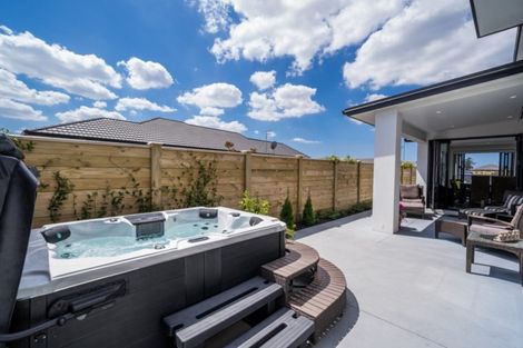 Photo of property in 22 Kahuparere Crescent, Pyes Pa, Tauranga, 3112