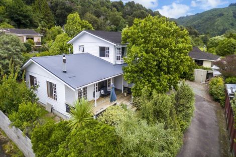 Photo of property in 19 Beryl Grove, Birchville, Upper Hutt, 5018