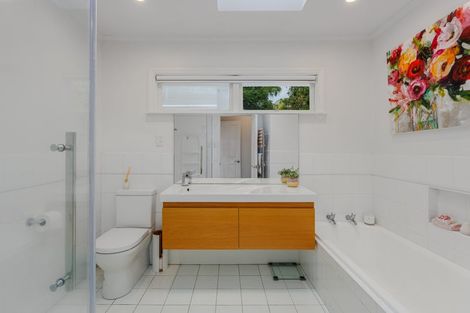 Photo of property in 70 Selwyn Crescent, Forrest Hill, Auckland, 0620